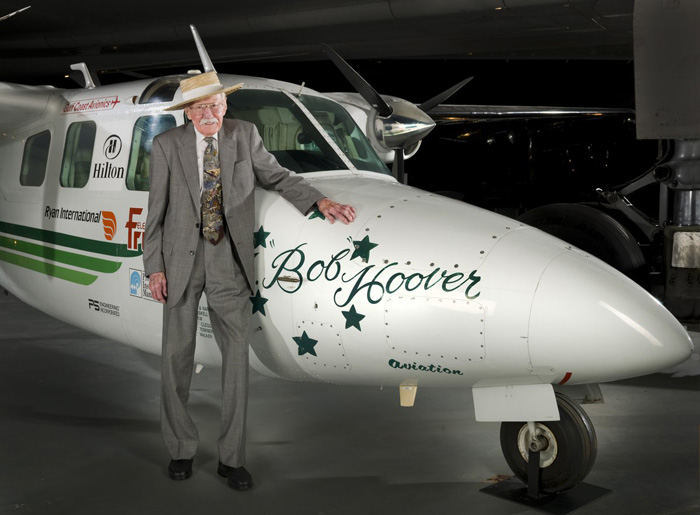 Bob Hoover pose devant l'avion qui l'a rendu célèbre... le shrike Commander.