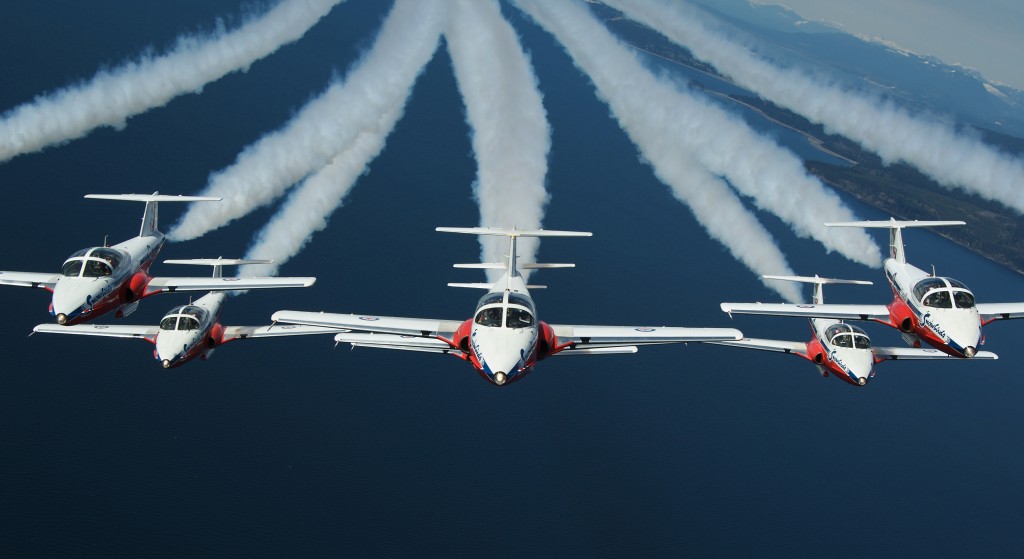 IS2008-1041 22 April 2008 Comox, British Columbia  The Canadian Forces Snowbirds ,431 Squadron Air Demonstration Team, from Moose Jaw, Sask., fly in formation behind a CC-115 Buffalo over the Comox valley. CF Photo by MCpl Robert Bottrill IS2008-1041 22 avril 2008 Comox, Colombie-Britannique Les Snowbirds des Forces canadiennes, léquipe du 431e Escadron de démonstration aérienne de Moose Jaw (Saskatchewan), volent en formation derrière un CC-115 Buffalo au-dessus de Comox Valley. Photo FC par cplc Robert Bottrill